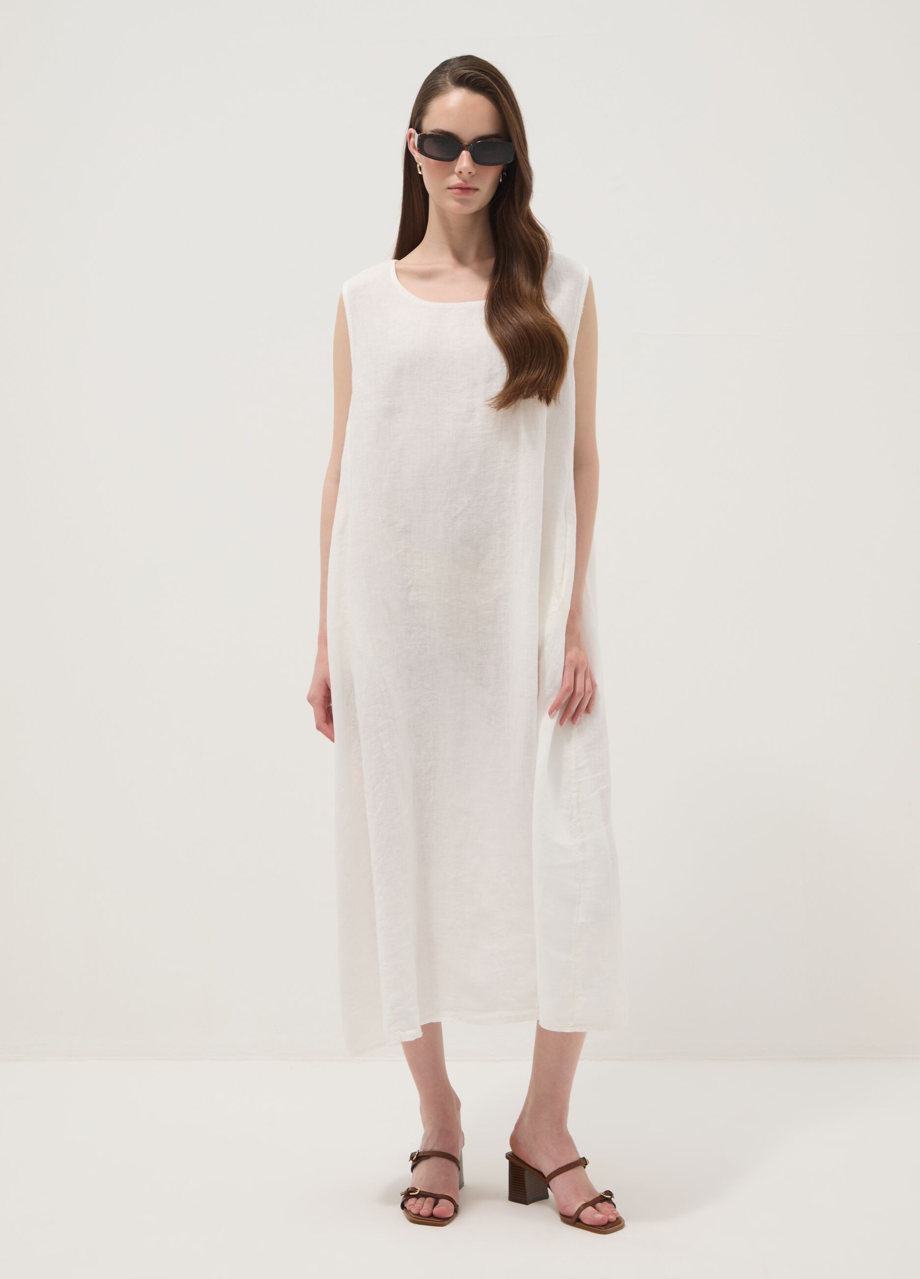 Vestido branco comprido em linho puro, corte regular