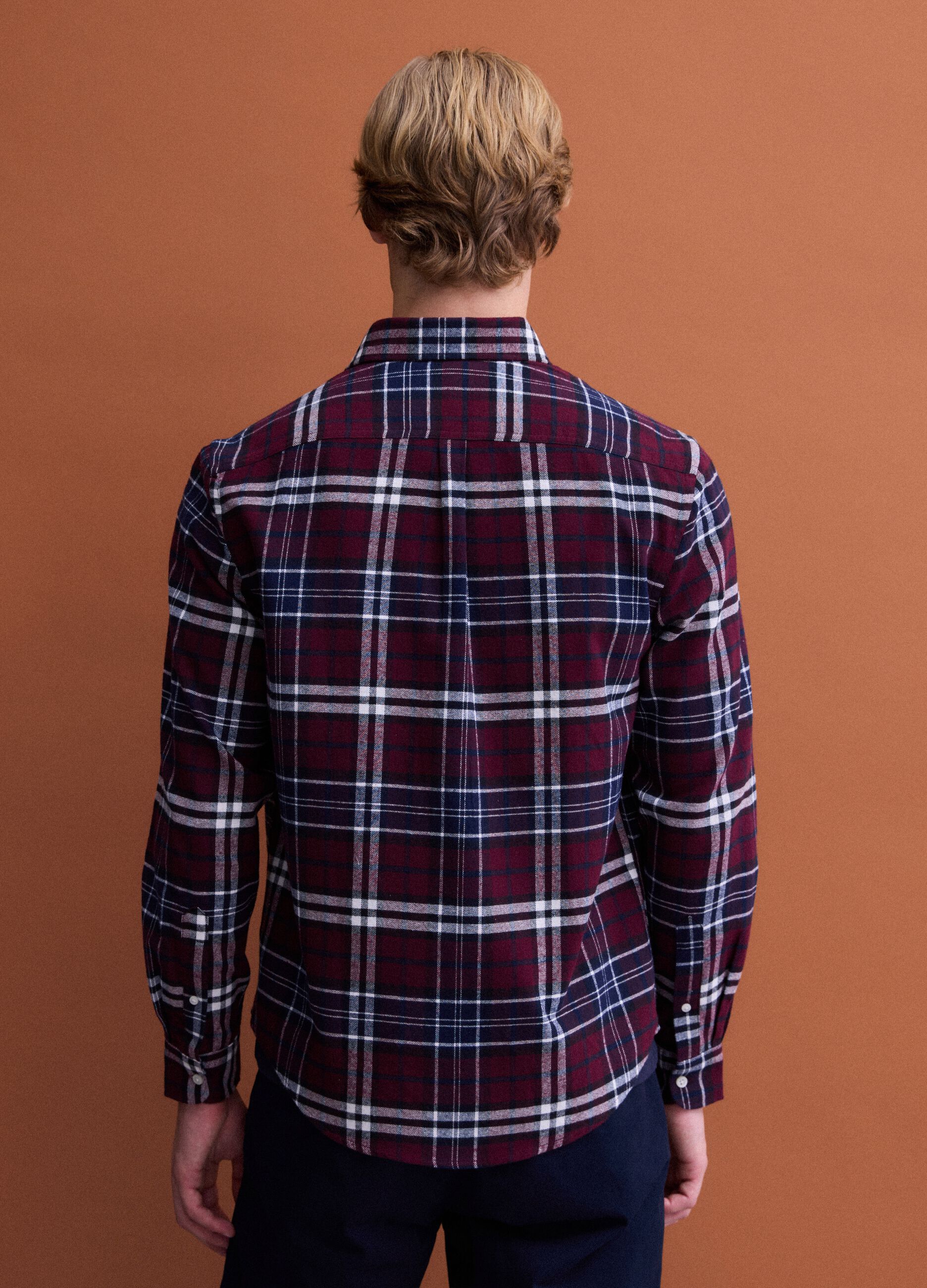 Camisa de franela de cuadros rojos y azules en algod&oacute;n puro, corte regular