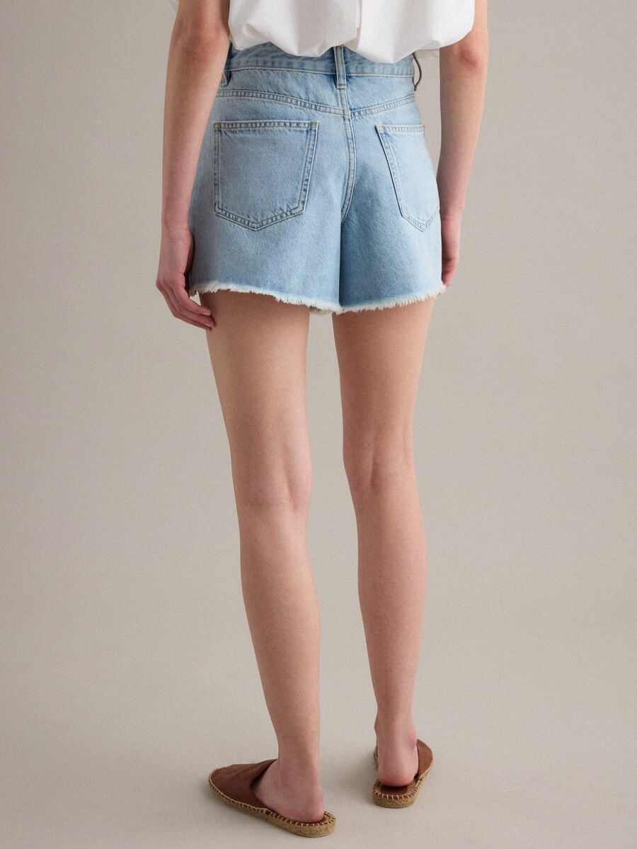 Short vaquero azul claro de puro algod&oacute;n con detalles patchwork_2