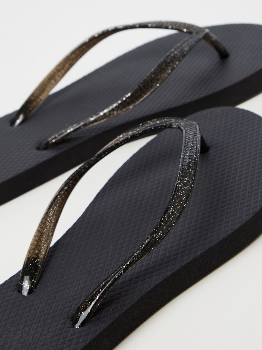 Thong sandals with thin glitter straps_2