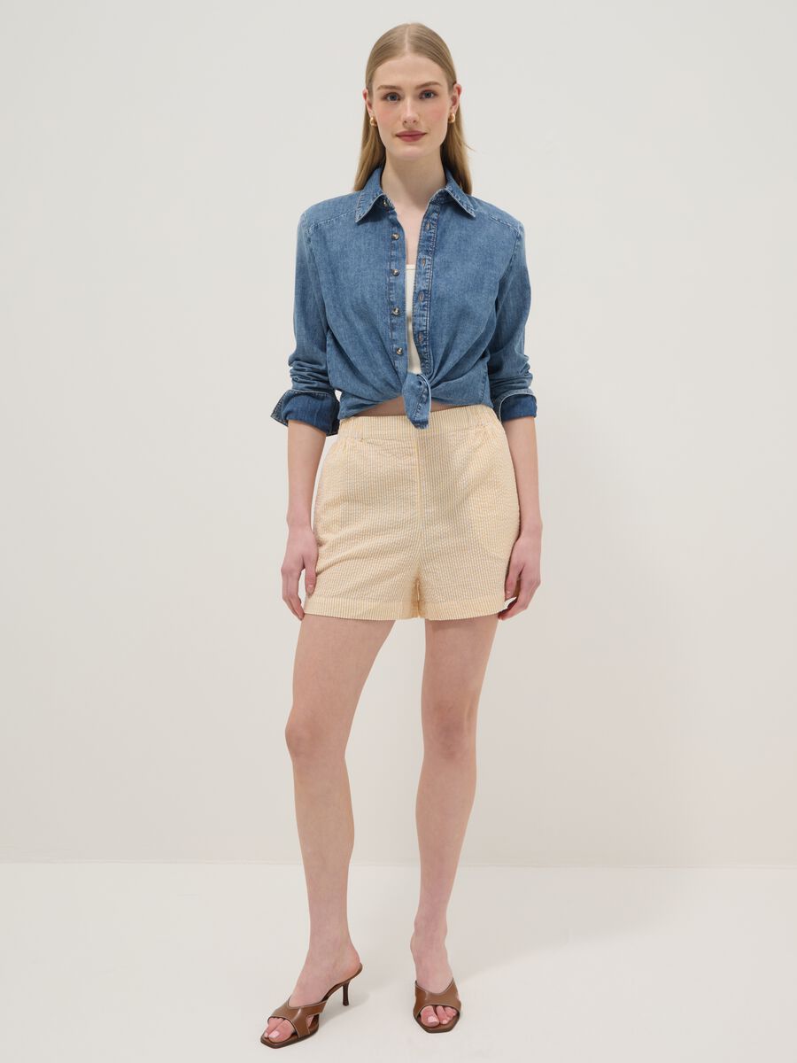 Regular-Fit Shorts aus reiner Baumwolle mit gelb-weissen Streifen_0