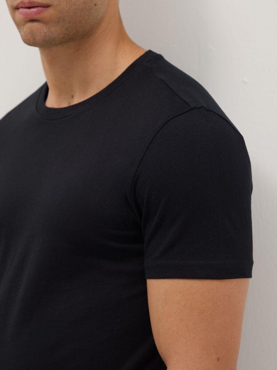 Pack of three black crew-neck cotton t-shirts in regular fit_3