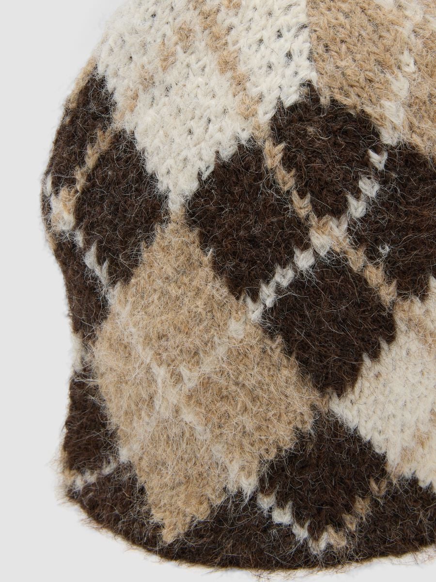 Gorro bege em l&atilde; el&aacute;stica com padr&atilde;o losangos_2