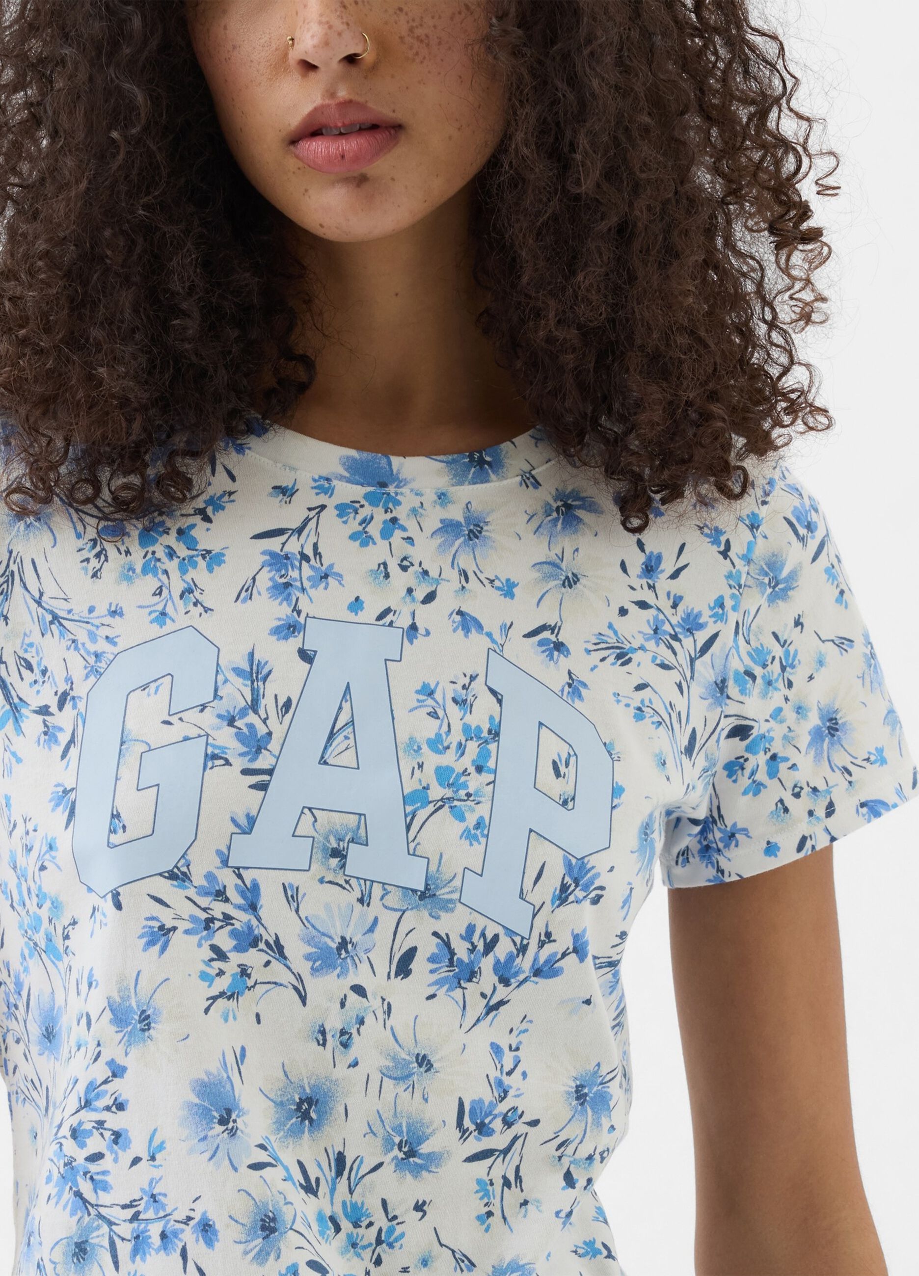 Camiseta floral con logo estampado