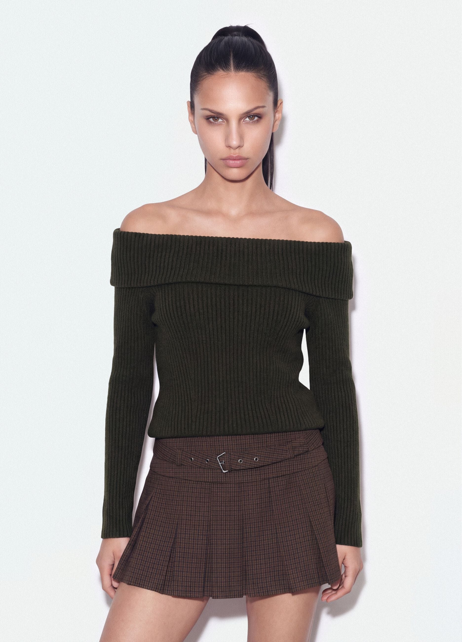 Maglia verde in lana elasticizzata con scollo a barchetta fitted