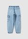 Jeans cargo in misto cotone azzurro da bambino regular fit con elastico_1