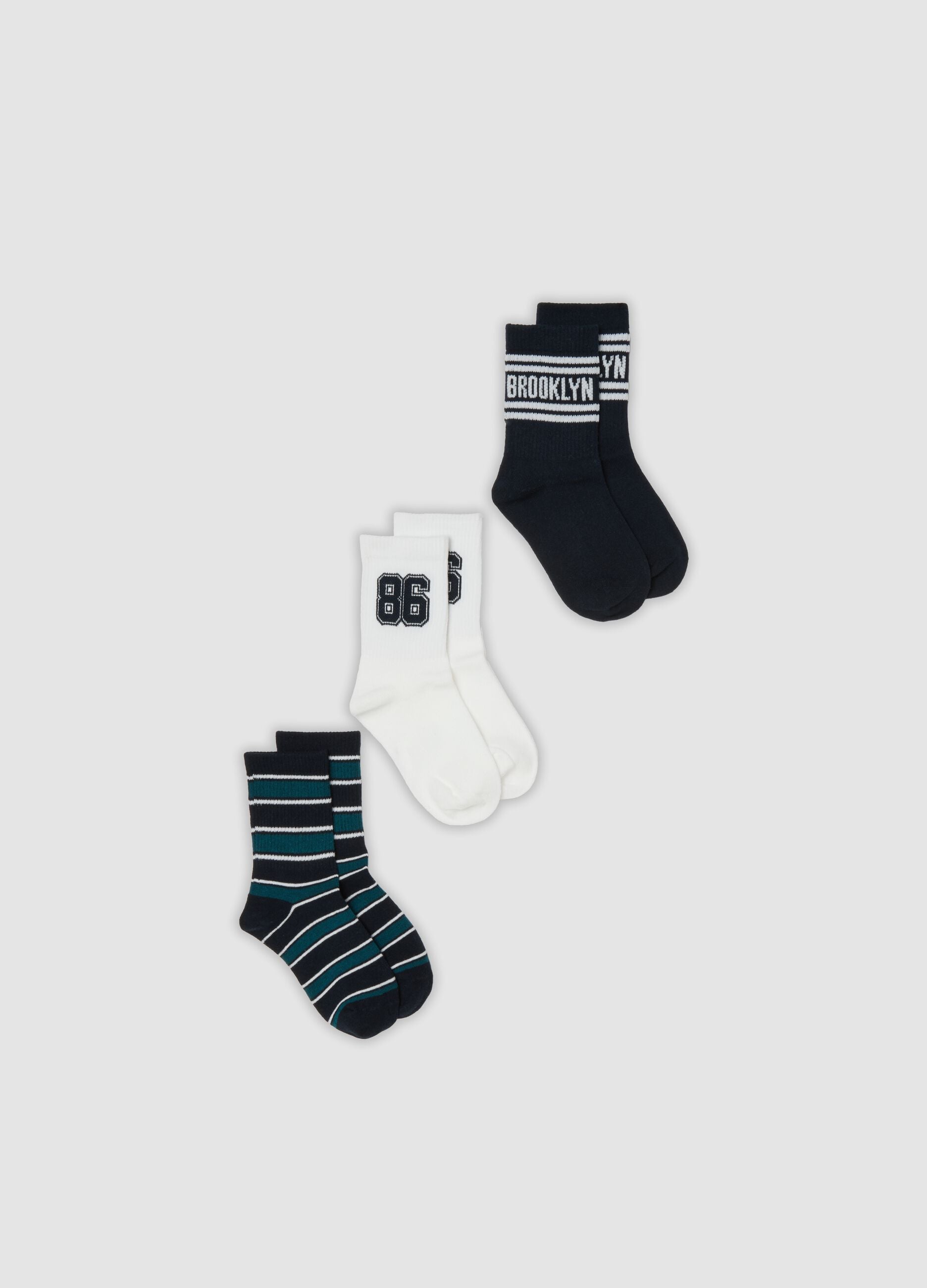 Boys&rsquo; multicolour organic stretch cotton ankle socks, 3-pack