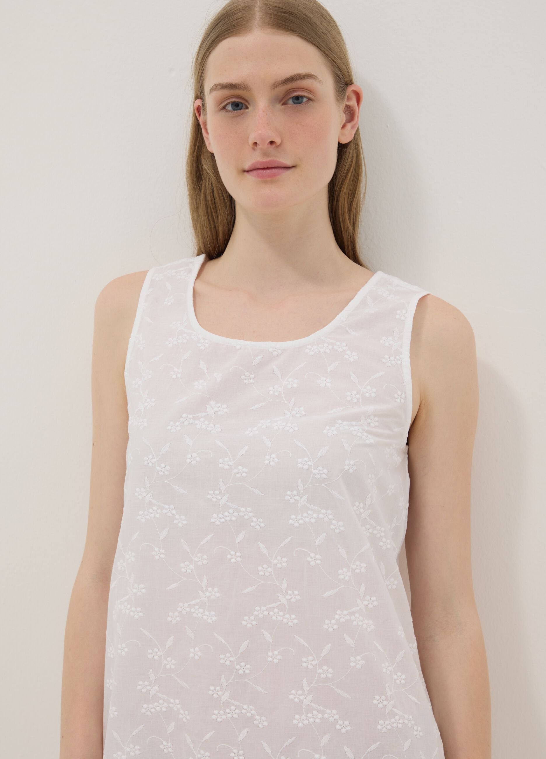 White sleeveless pure cotton nightdress with floral embroidery