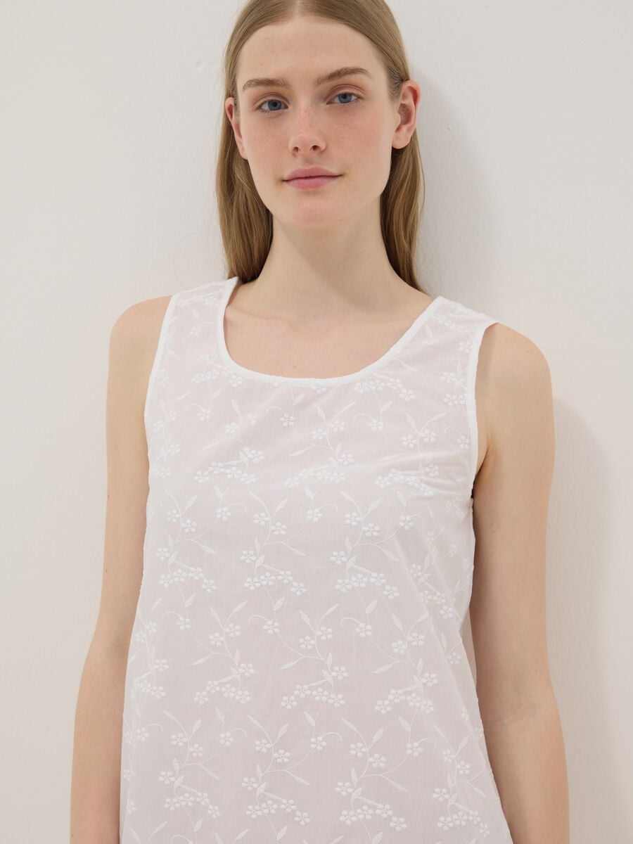 White sleeveless pure cotton nightdress with floral embroidery_3