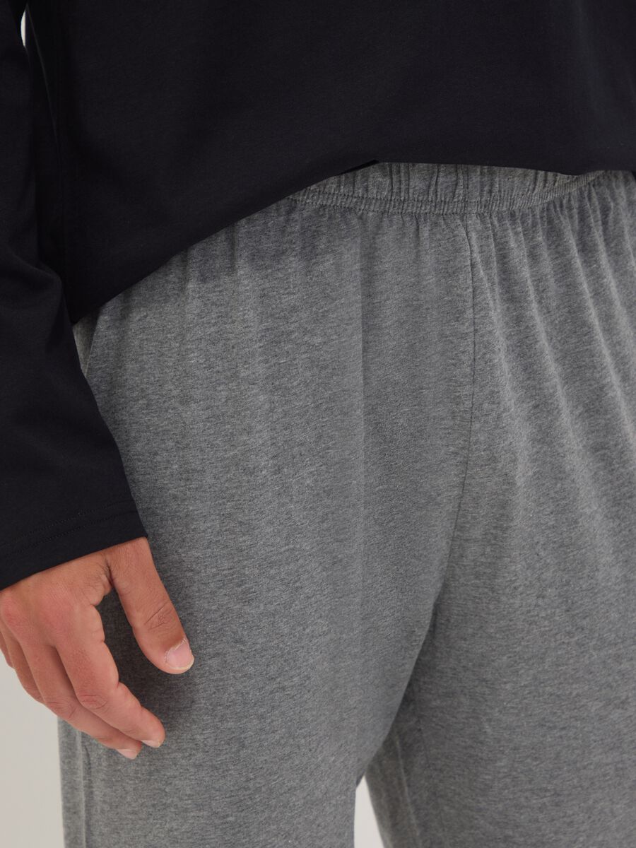 Schwarzer und grauer Pyjama aus reiner Bio-Baumwolle mit V-Ausschnitt, Regular Fit_3