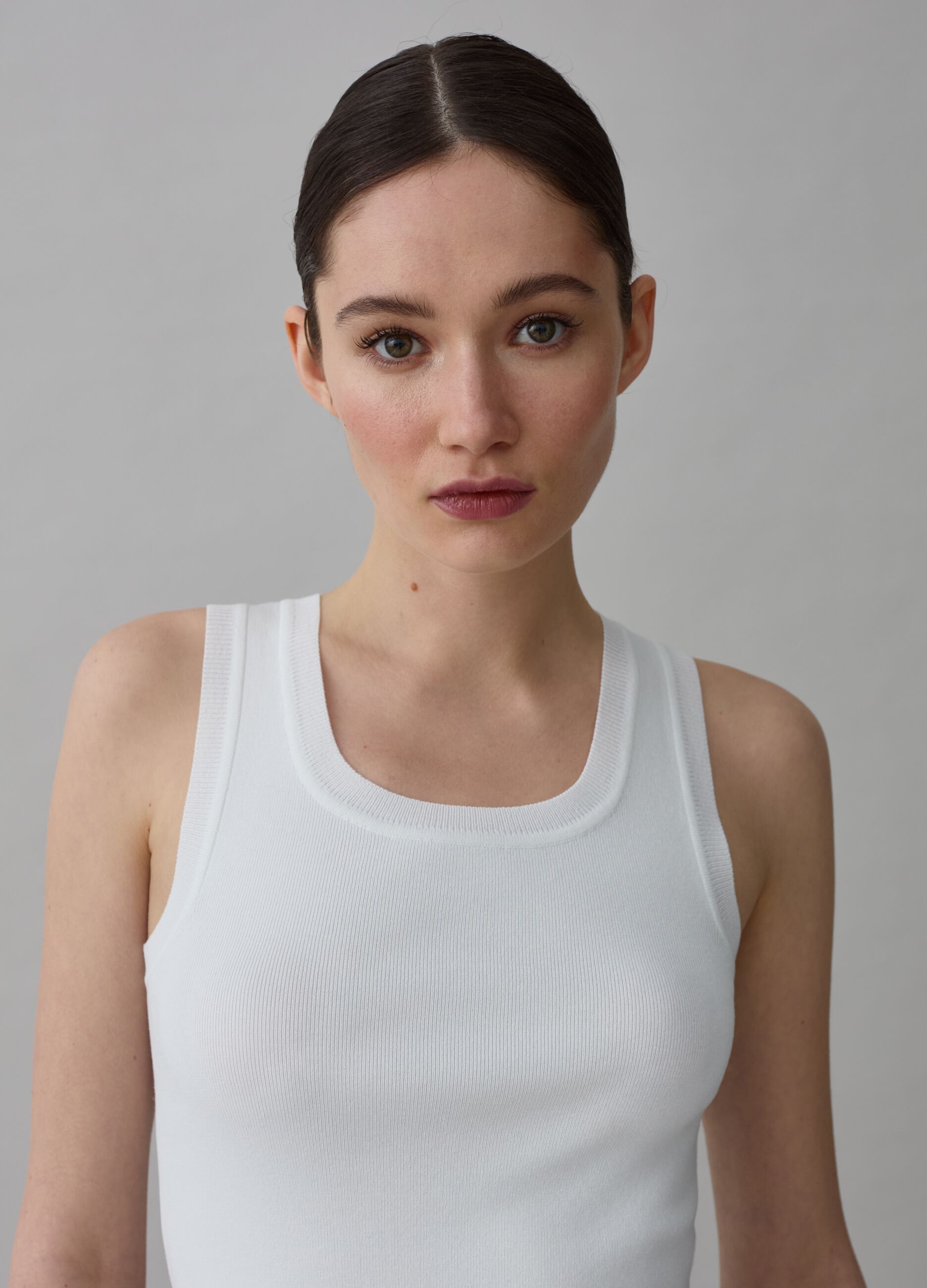 Ribbed tank top with round neckline