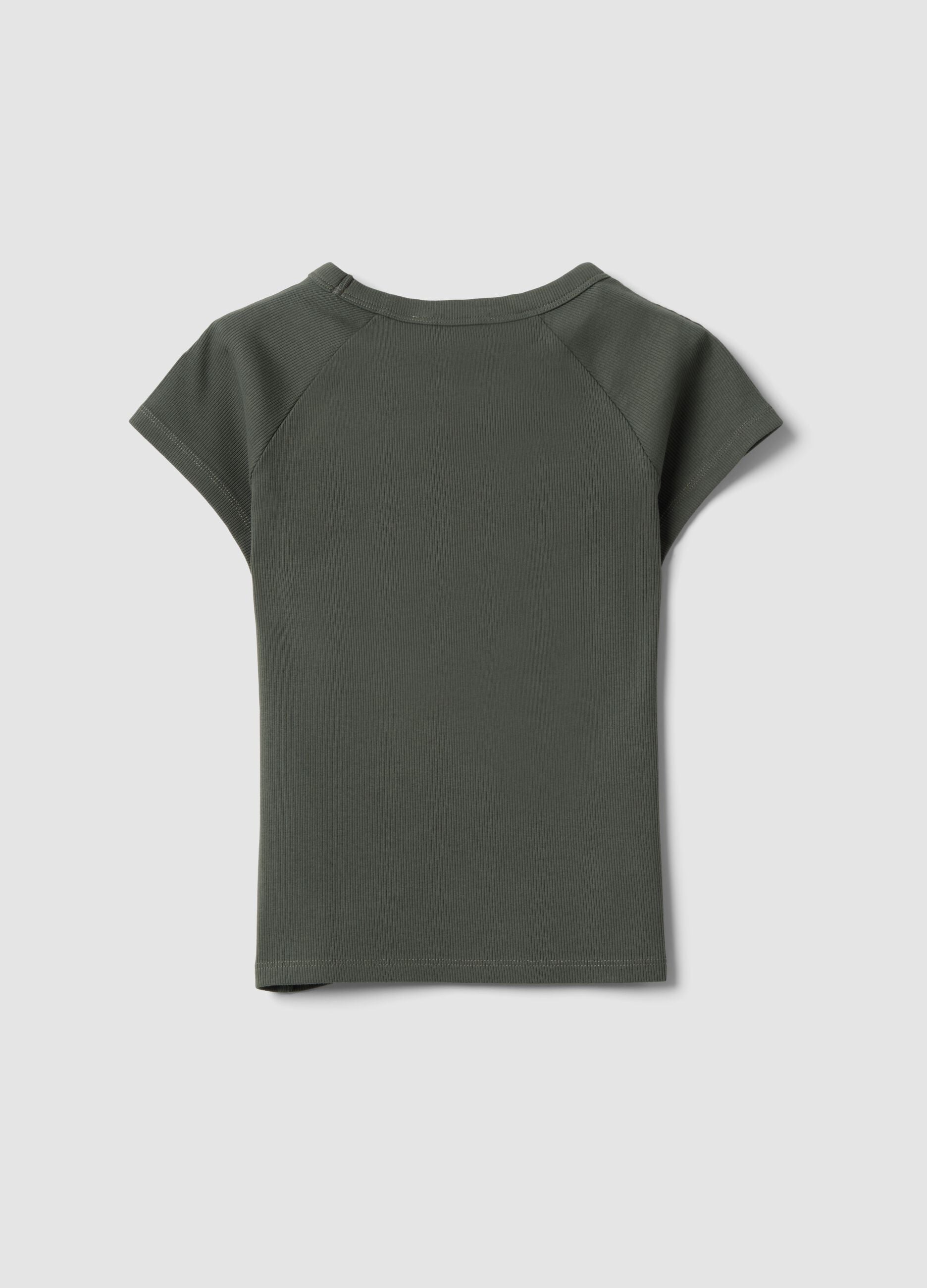 Gr&uuml;nes, figurbetontes T-Shirt aus geripptem Stretch-Baumwollstoff mit Nieten
