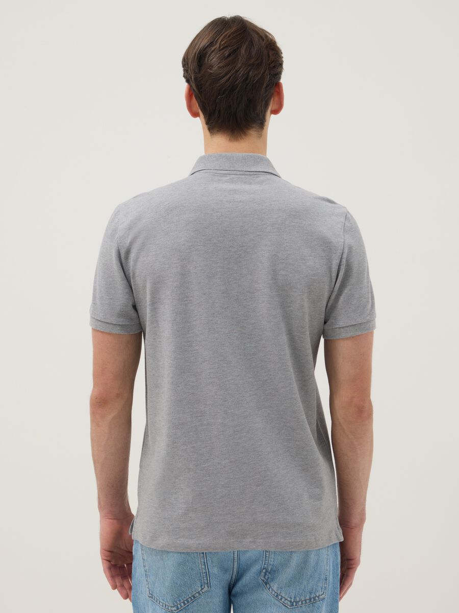 Graues Poloshirt aus reiner Baumwolle mit kurzen &Auml;rmeln, Regular Fit_3