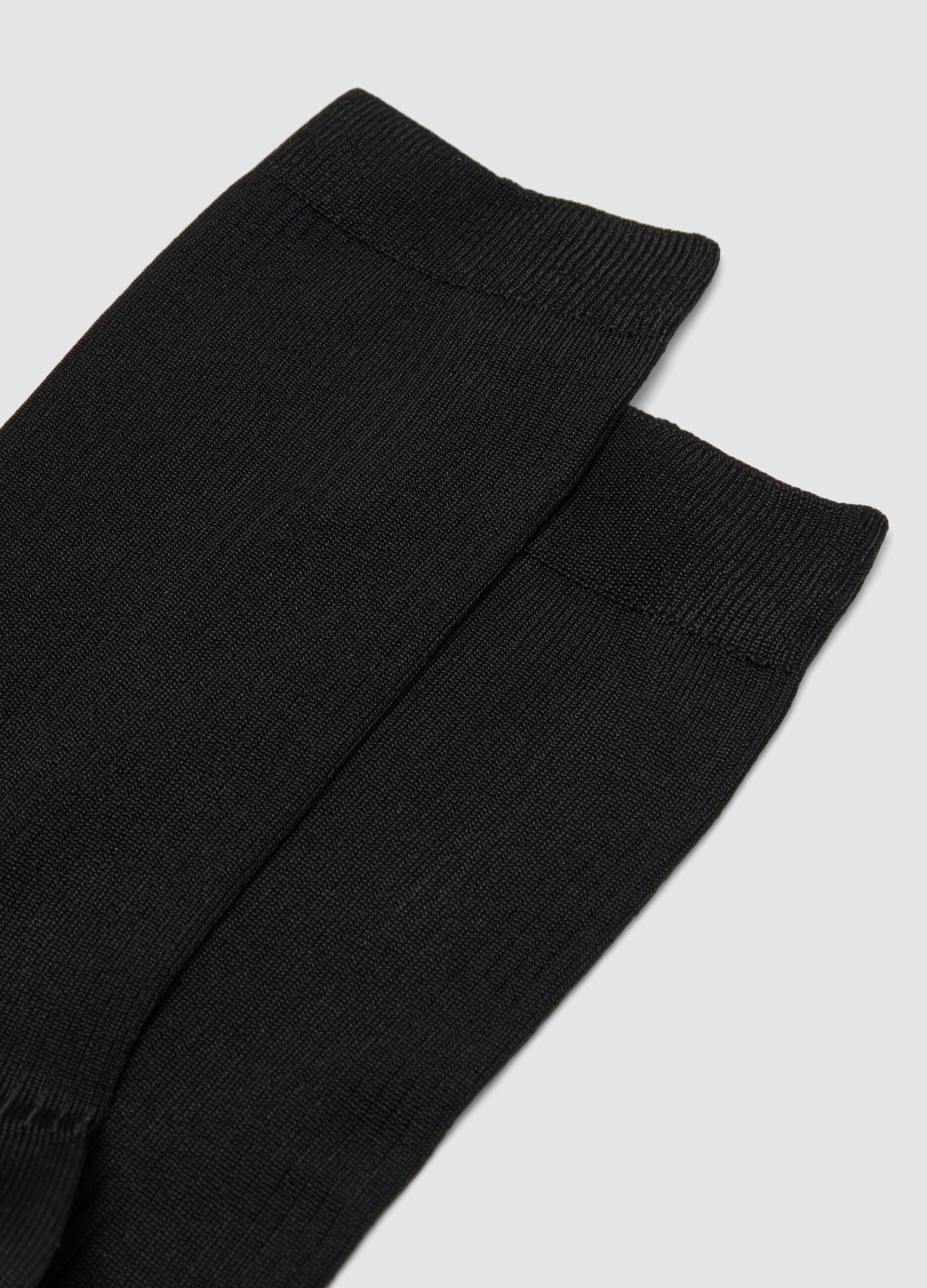 Lange schwarze Socken aus elastischer Viskose