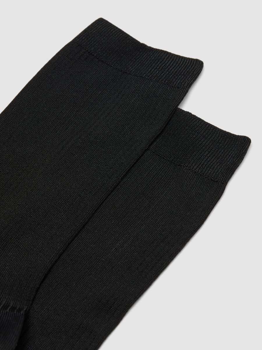 Lange schwarze Socken aus elastischer Viskose_1