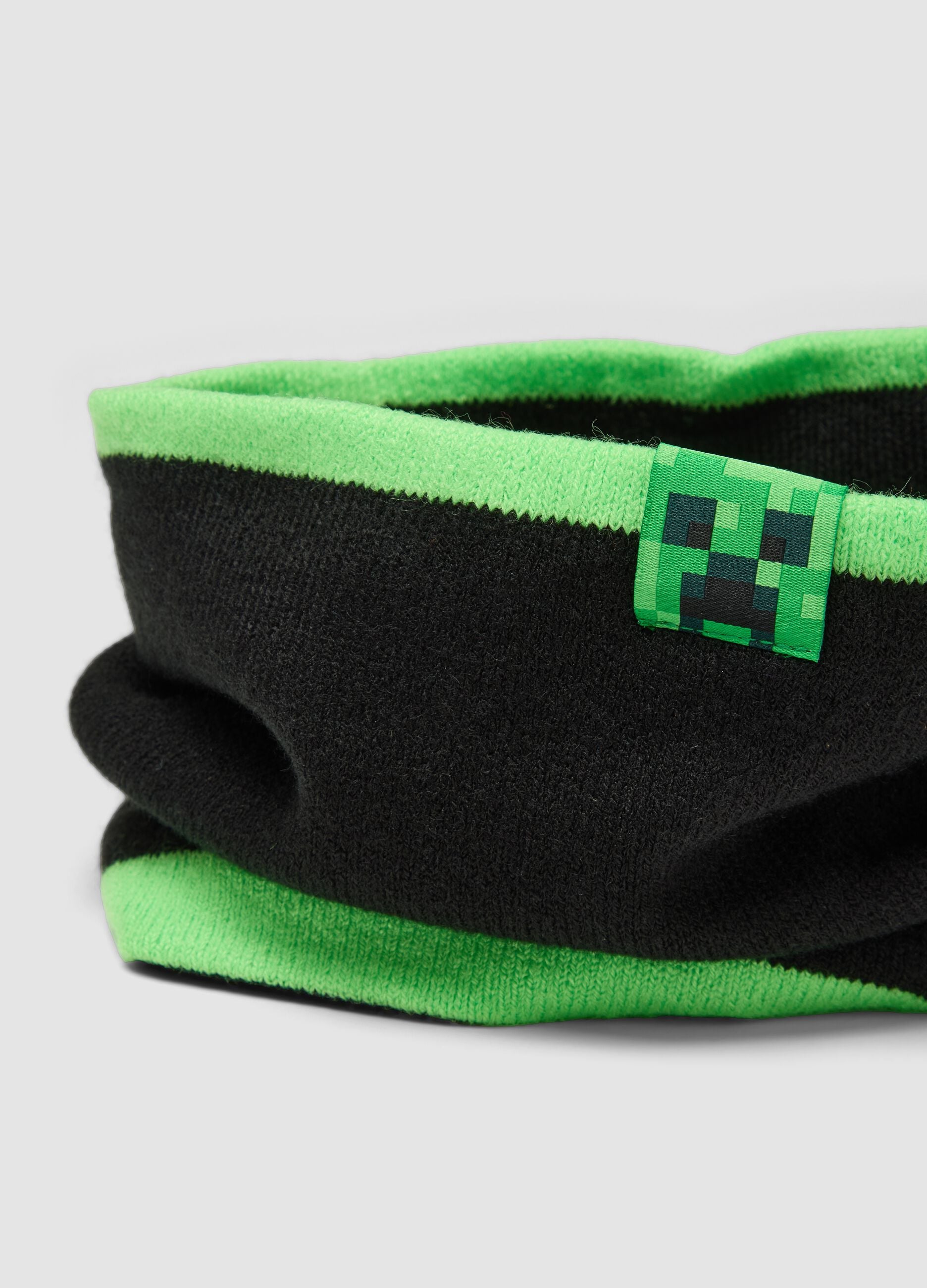 Sciarpa nera e verde in maglia a tema Minecraft