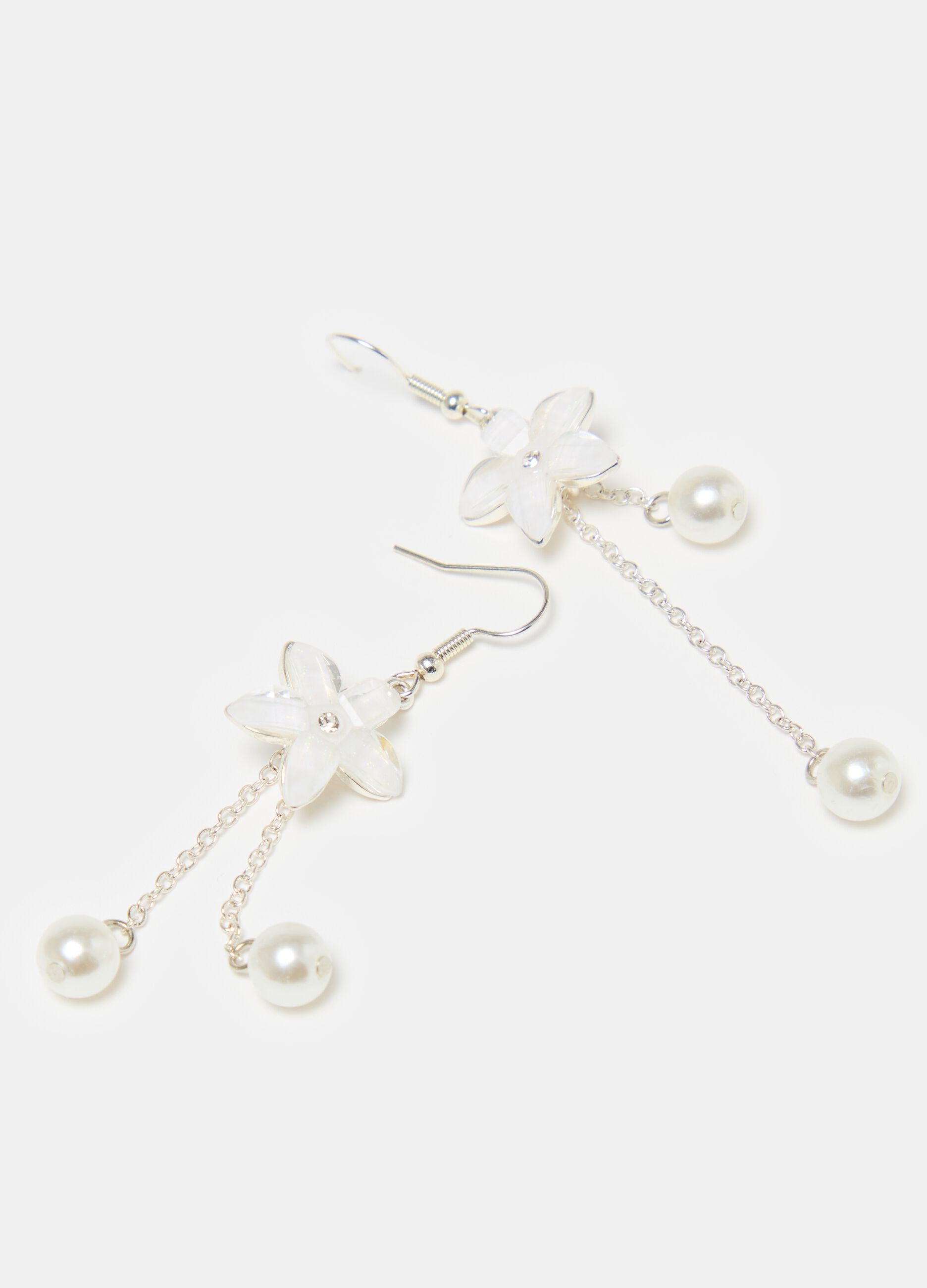 Pendant earrings with flower and pearls