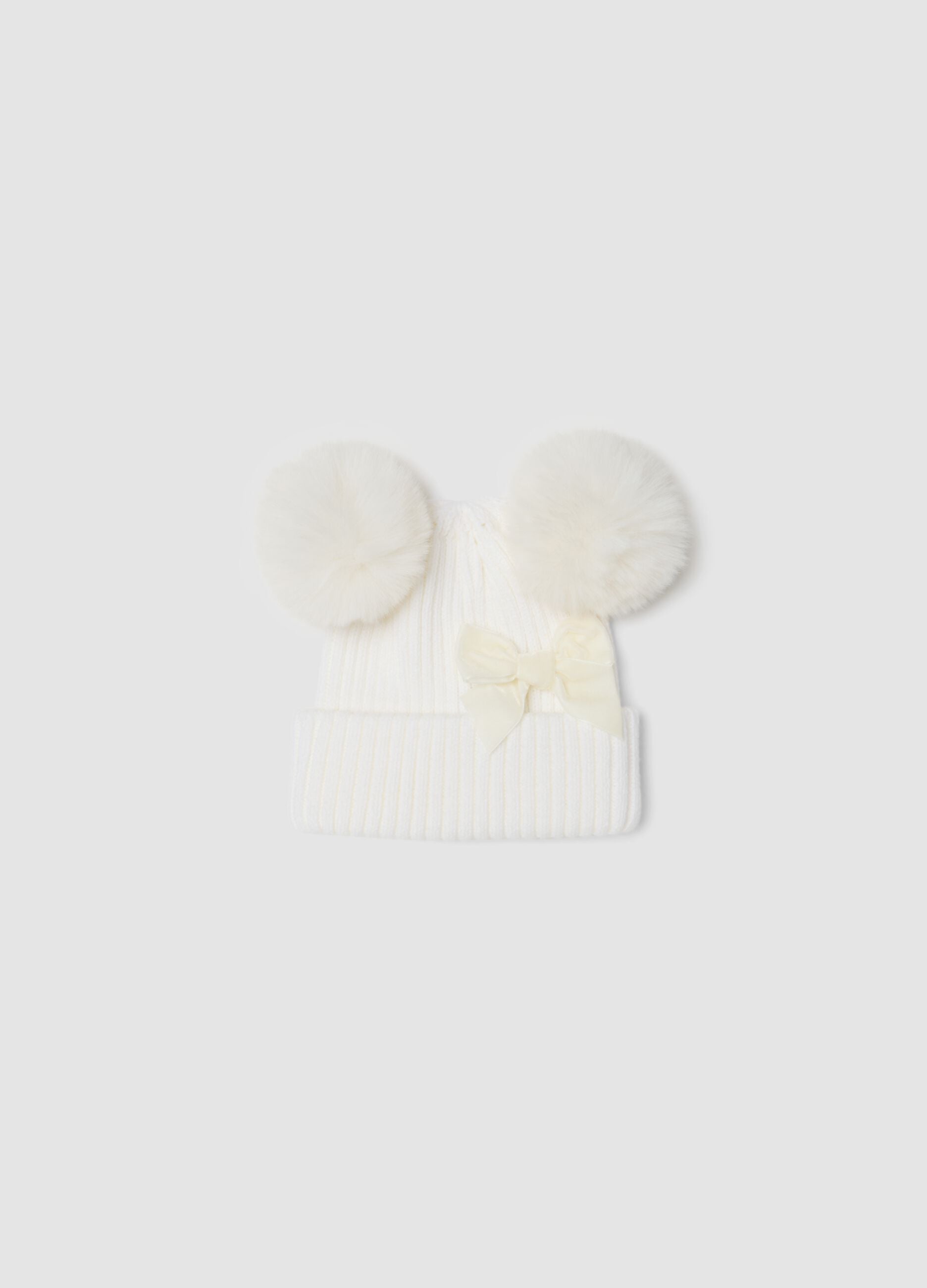 Gorro branco em malha canelada com la&ccedil;o e pompons