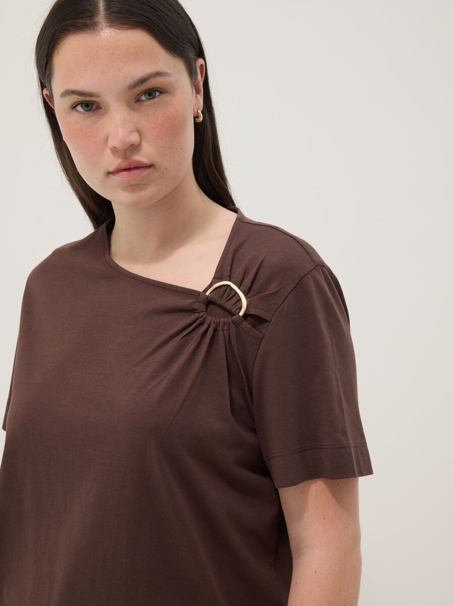 Braunes T-Shirt aus reiner Baumwolle mit Ringdetail_2