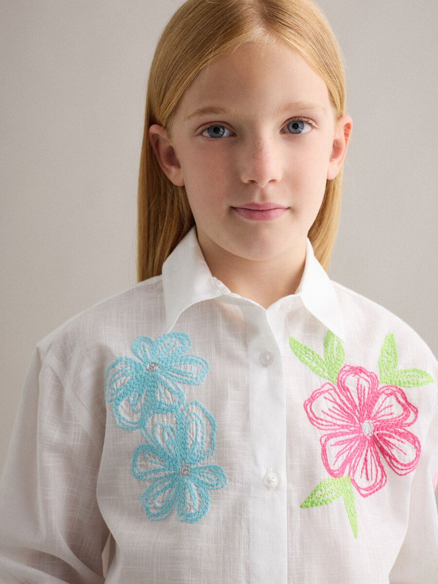 Camisa blanca de algod&oacute;n puro con bordados florales_2