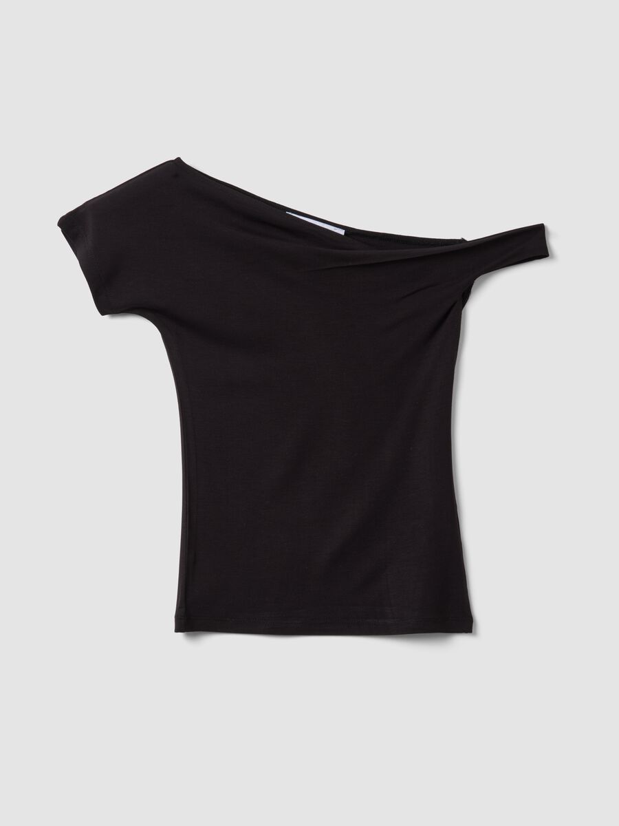 Crna majica od elastične viskoze sa &scaron;irokim izrezom_4