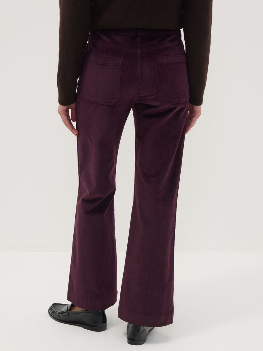 Pantaloni viola flare in cotone e modal elasticizzato a coste_3