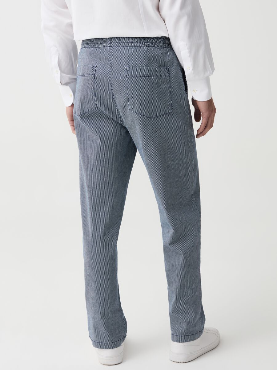 Pantalone chino jogger relaxed fit a righe_2