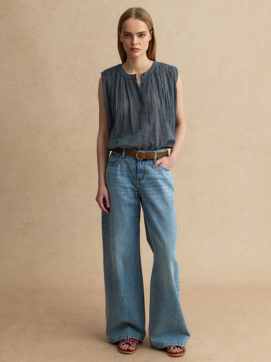 Blaue &auml;rmellose Bluse aus reiner Baumwolle mit regul&auml;rer Passform_2