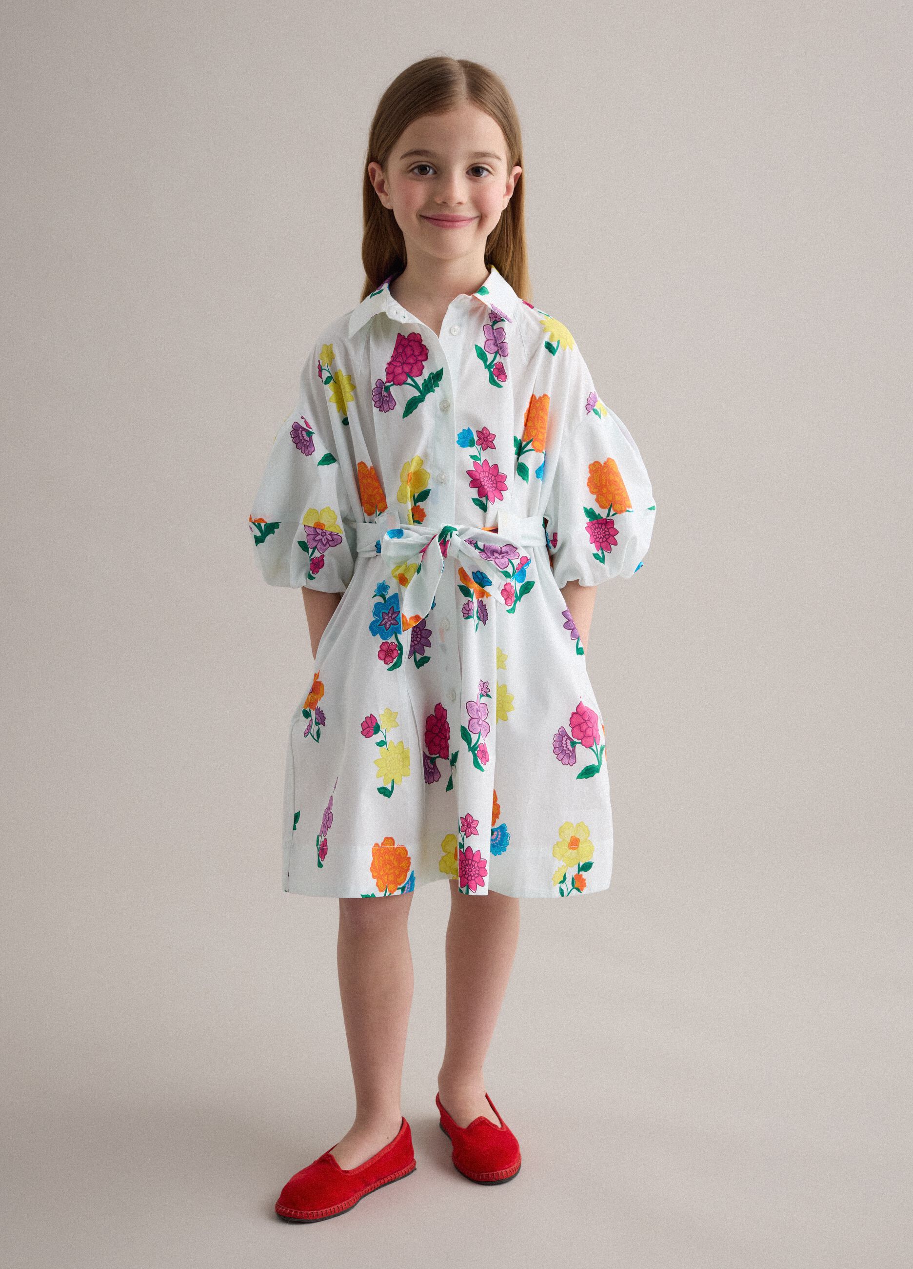 Vestido blanco de ni&ntilde;a de algod&oacute;n puro con estampado floral, corte regular