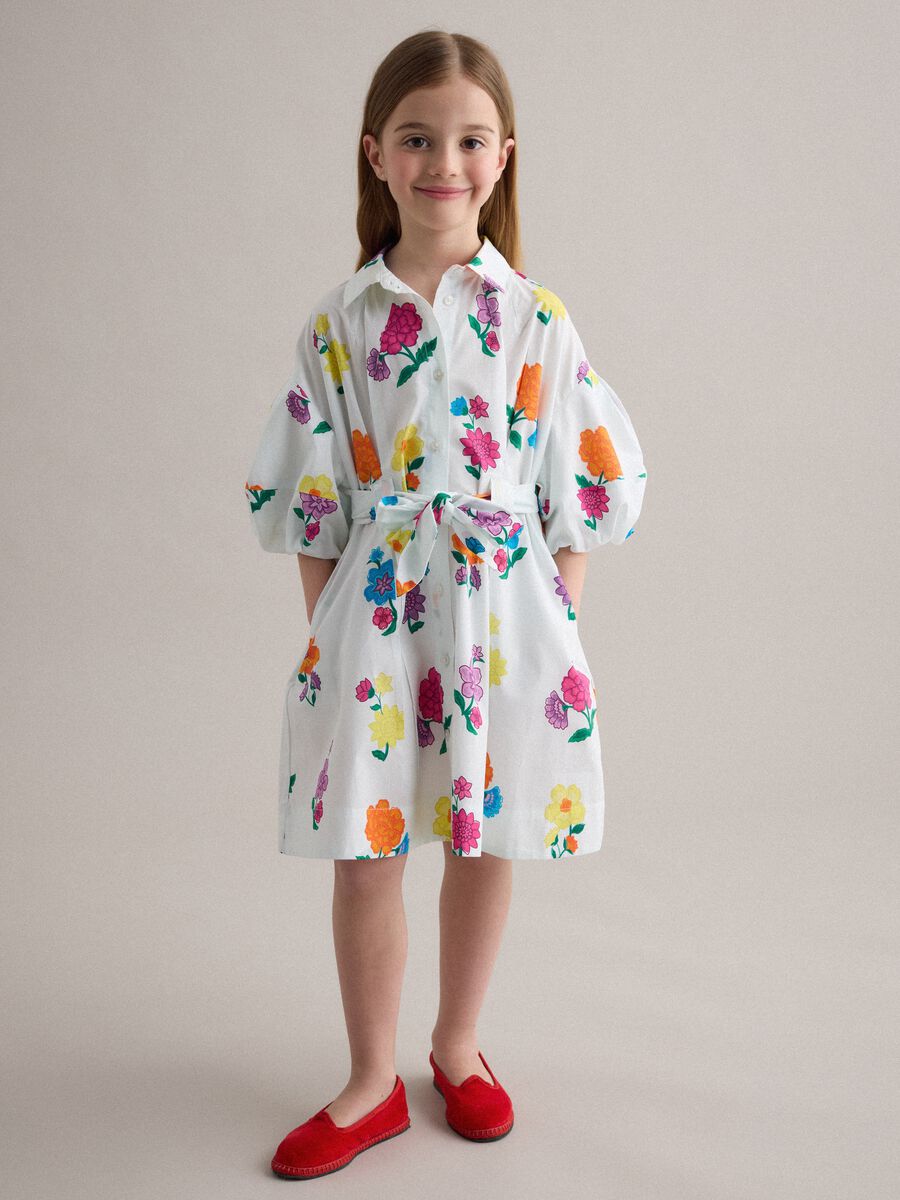 Vestido branco de menina em algod&atilde;o puro com padr&atilde;o floral, corte regular_1
