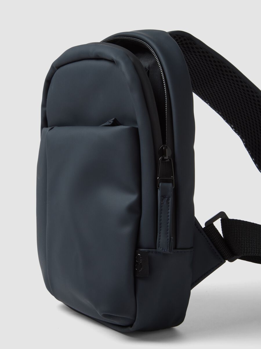 Borsa sportiva blu a tracolla con tasca frontale idrorepellente_2