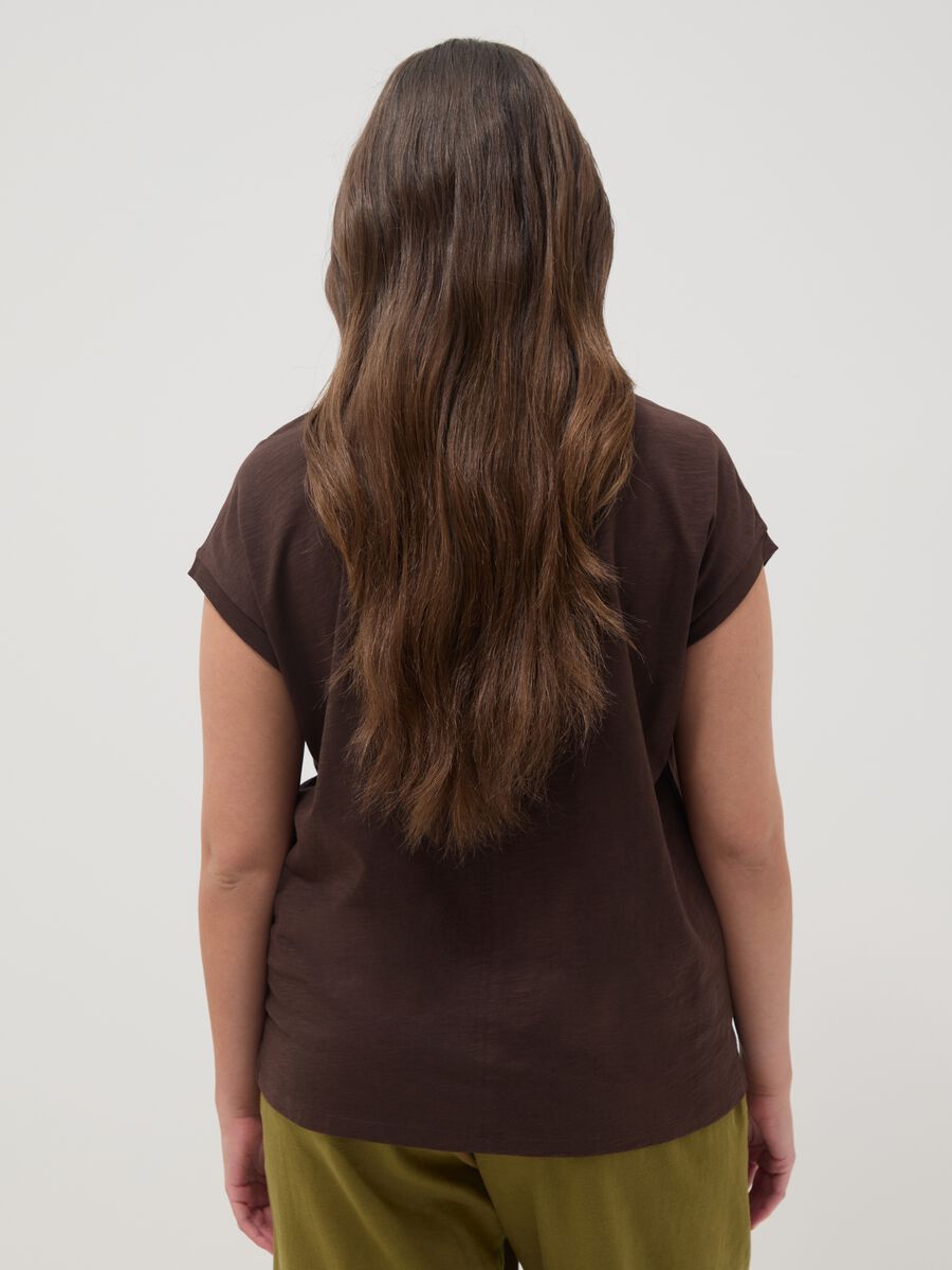 Braunes T-Shirt aus reiner Baumwolle mit V-Ausschnitt und regular Fit_3