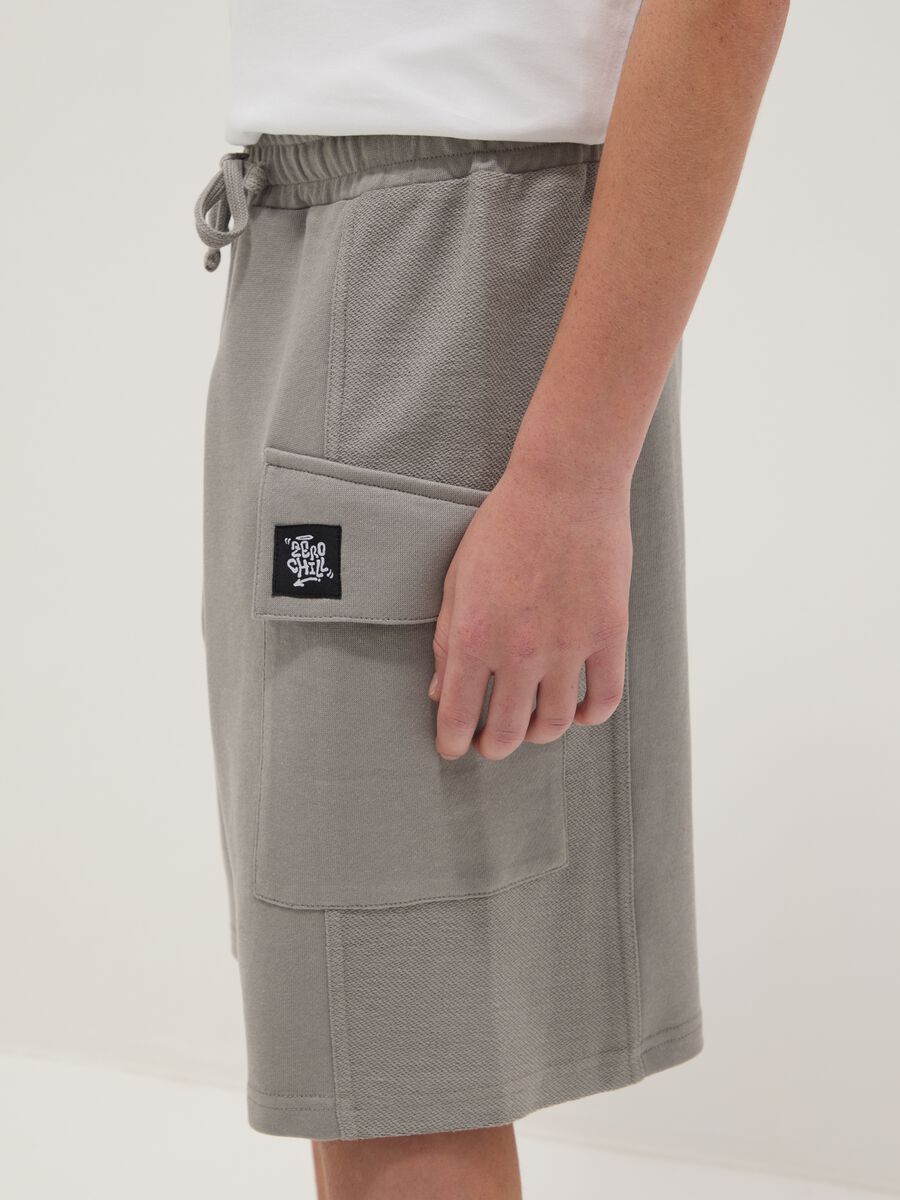 Bermuda gris de algod&oacute;n puro con bolsillos cargo para ni&ntilde;o, corte oversize_2