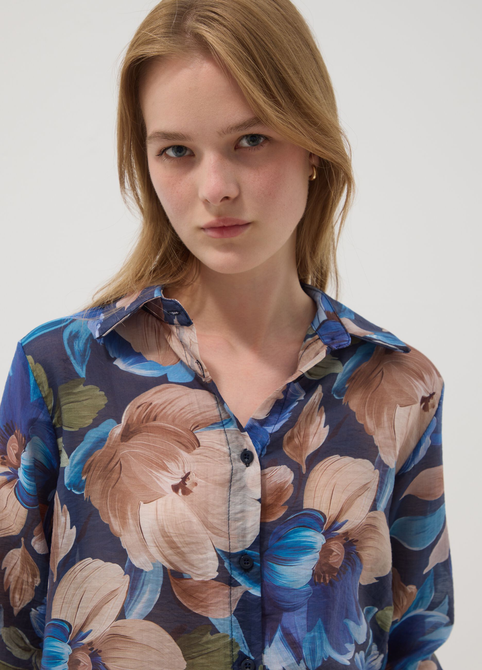 Blaue Hemdbluse aus Lyocell-Mix mit Blumenprint
