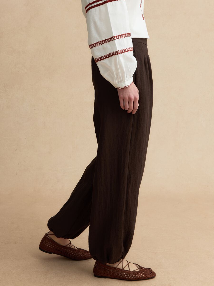 Braune Jogginghose aus Viskose mit entspannter Passform_3