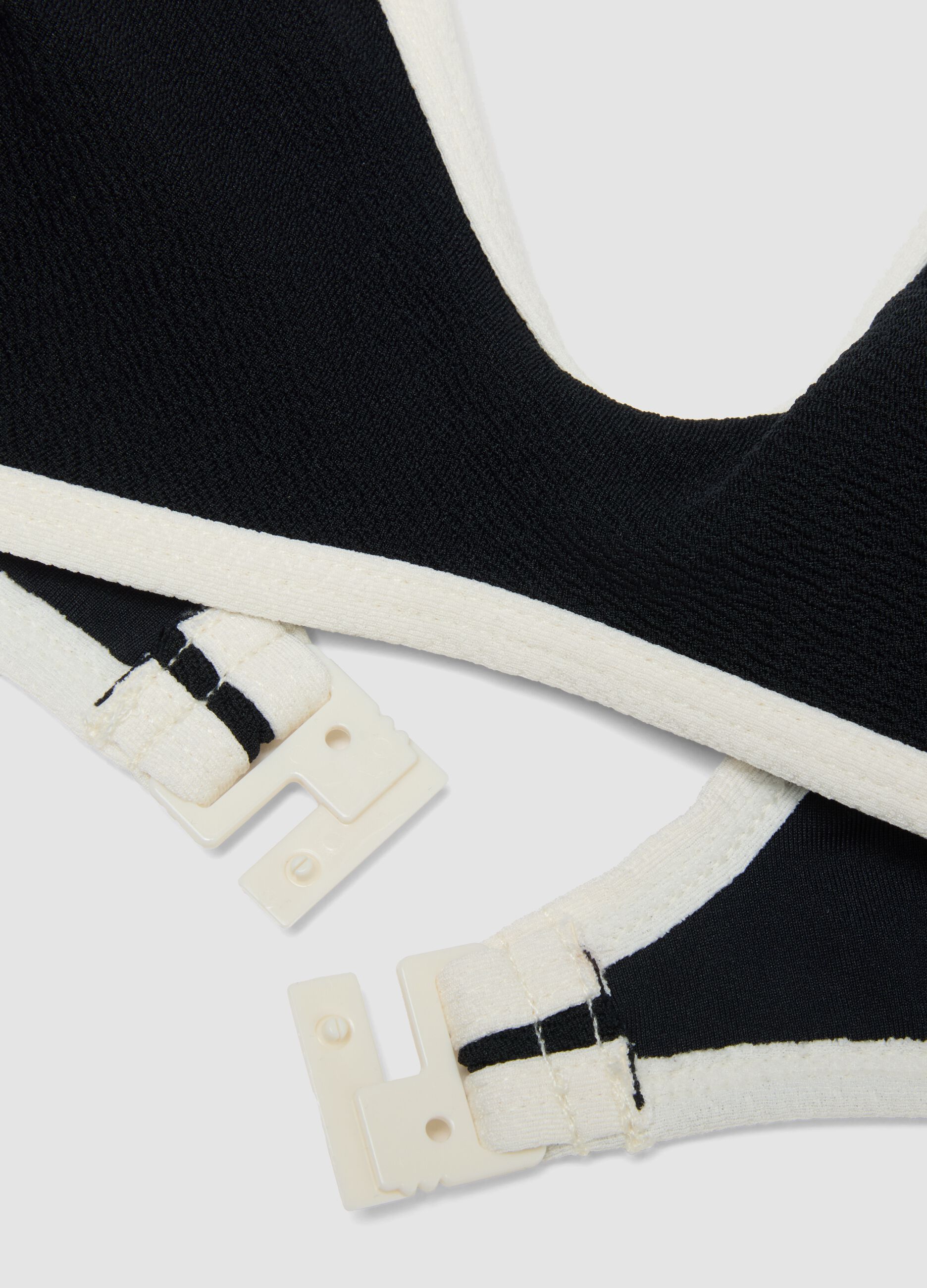 Schwarzes Bikini-Top aus Stretchmaterial mit weissen Kanten