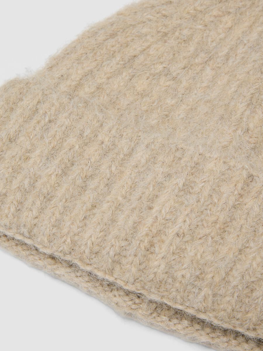 Cappello beige in lana elasticizzata a coste_1