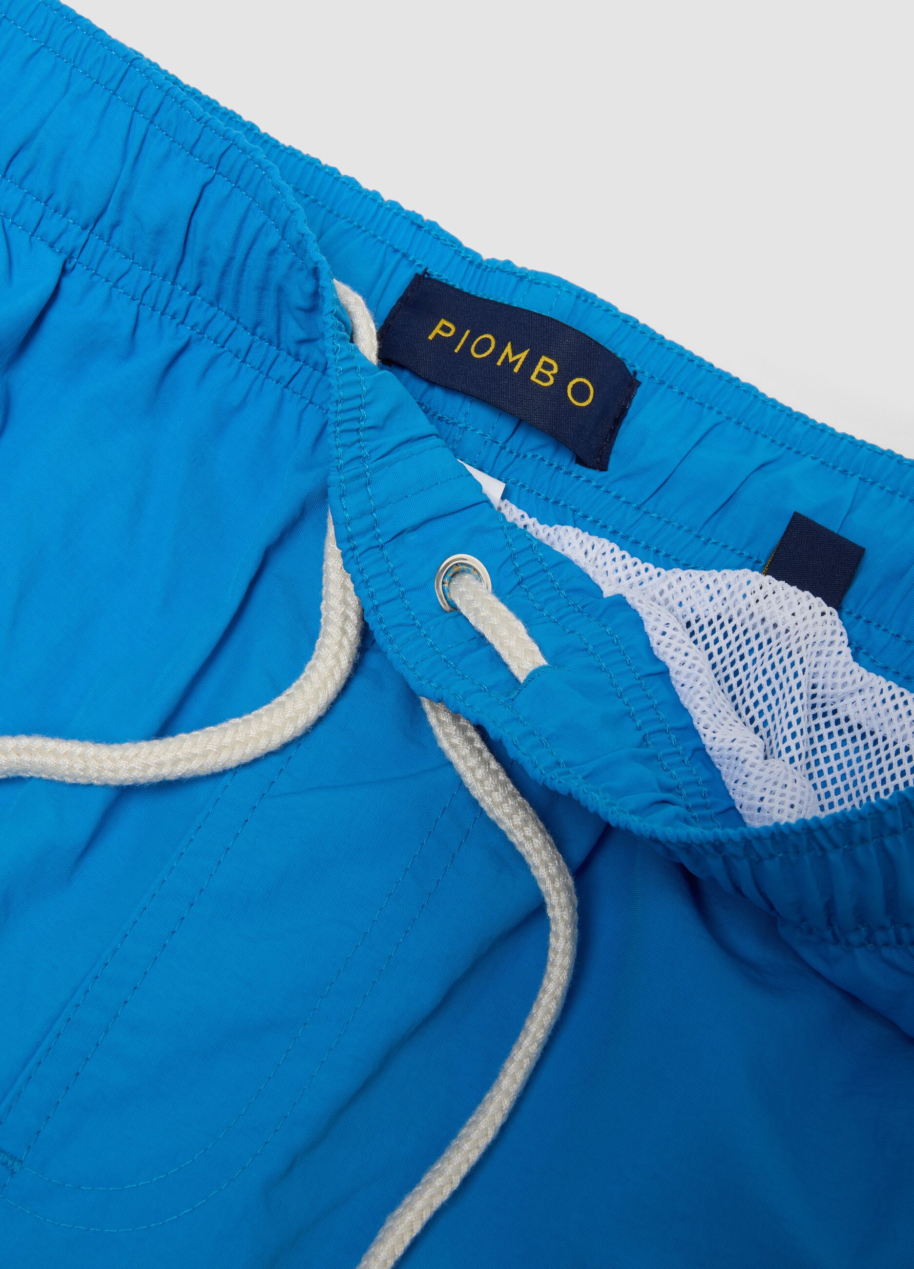 Short de bain bleu avec taille &eacute;lastiqu&eacute;e et cordon de serrage contrast&eacute;