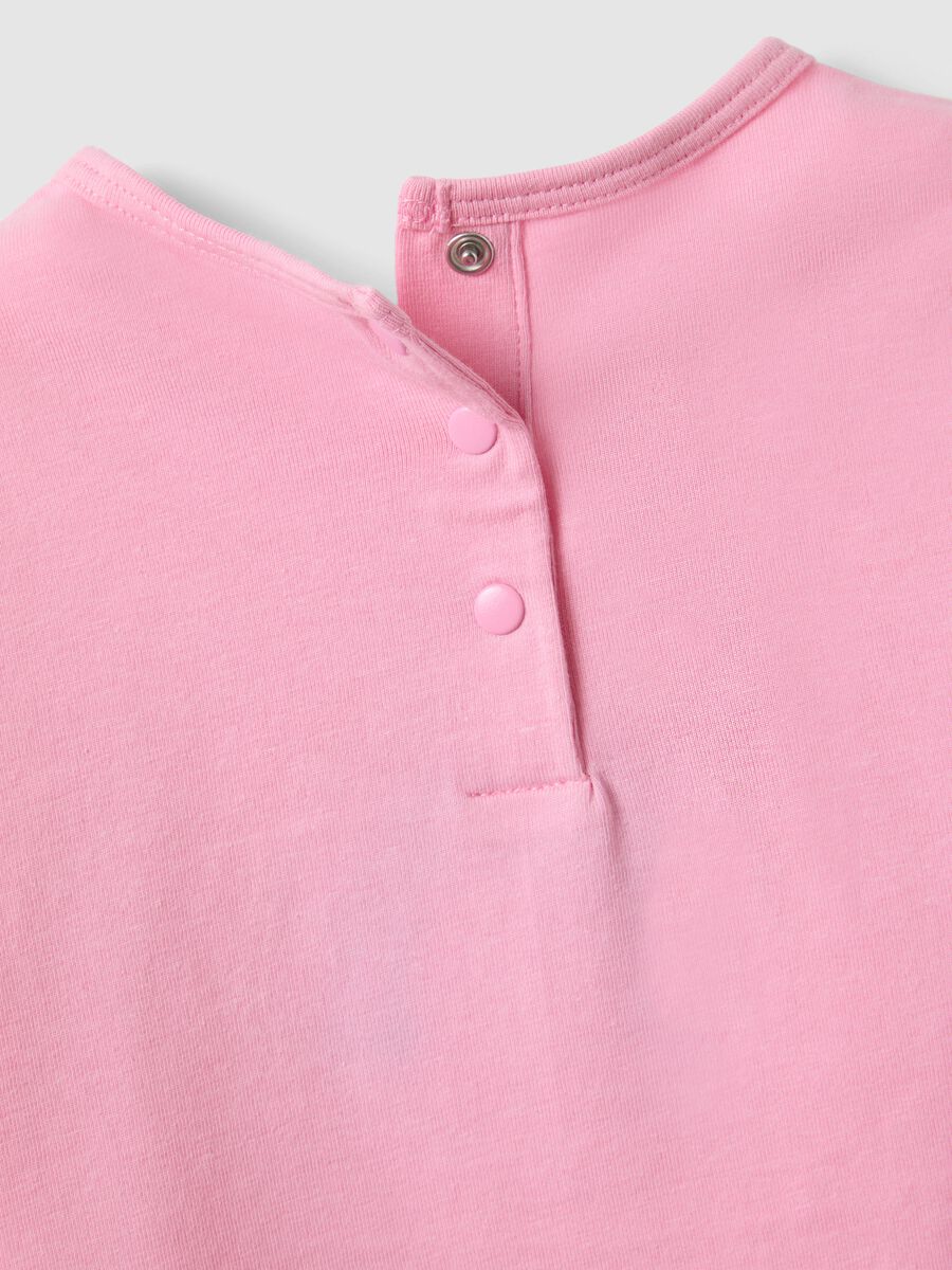 T-shirt in cotone elasticizzato rosa da bimba con ricamo arcobaleno_2
