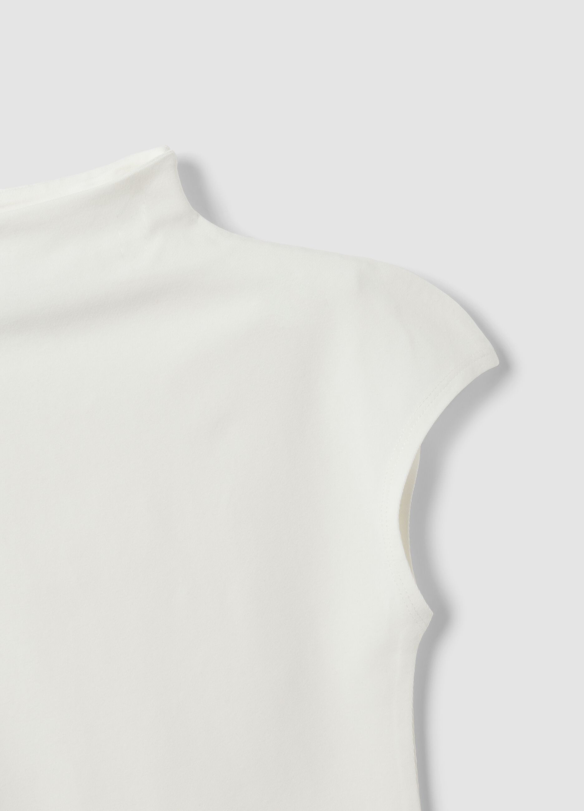 T-shirt branca ajustada em modal e algod&atilde;o el&aacute;stico com gola alta