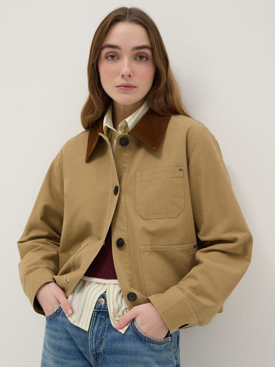 Casaco bege regular fit em puro algod&atilde;o com colarinho contrastante_0