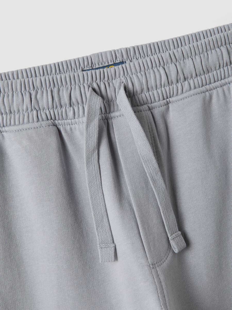 Pantaloni jogger grigi in puro cotone organico con tasche cargo per bambino_3