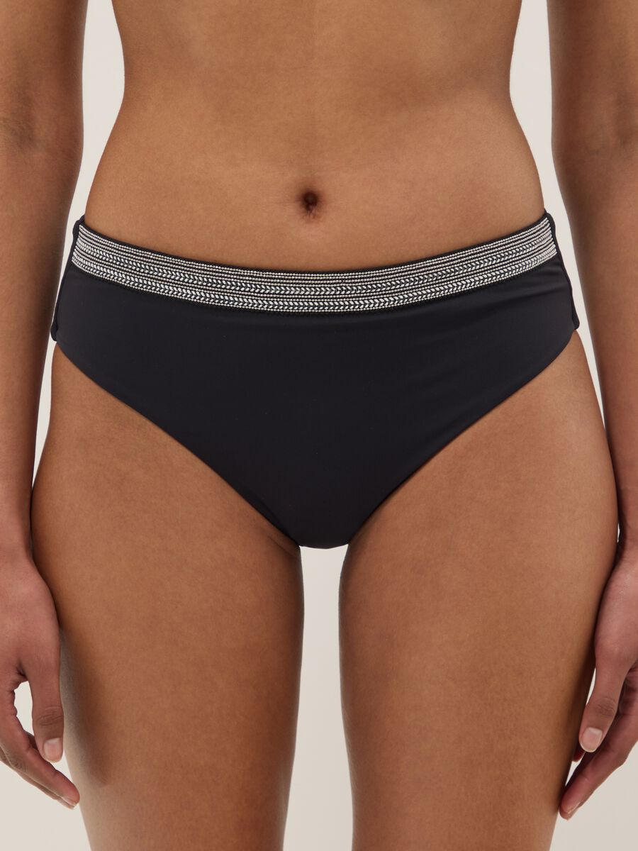 Schwarze Stretch-Badehose mit Stickdetails_1