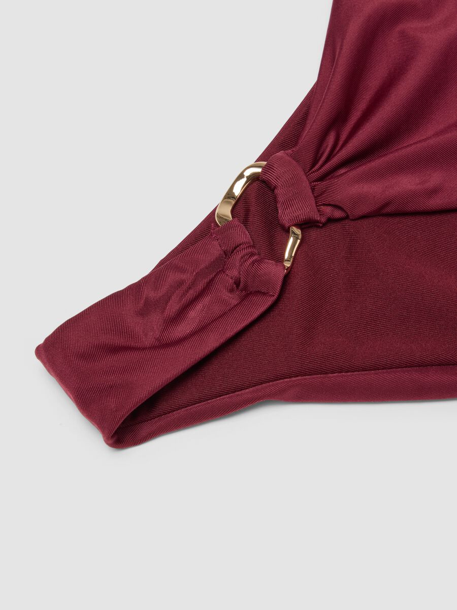 Slip bikini in tessuto elasticizzato rosso con anello dorato_1