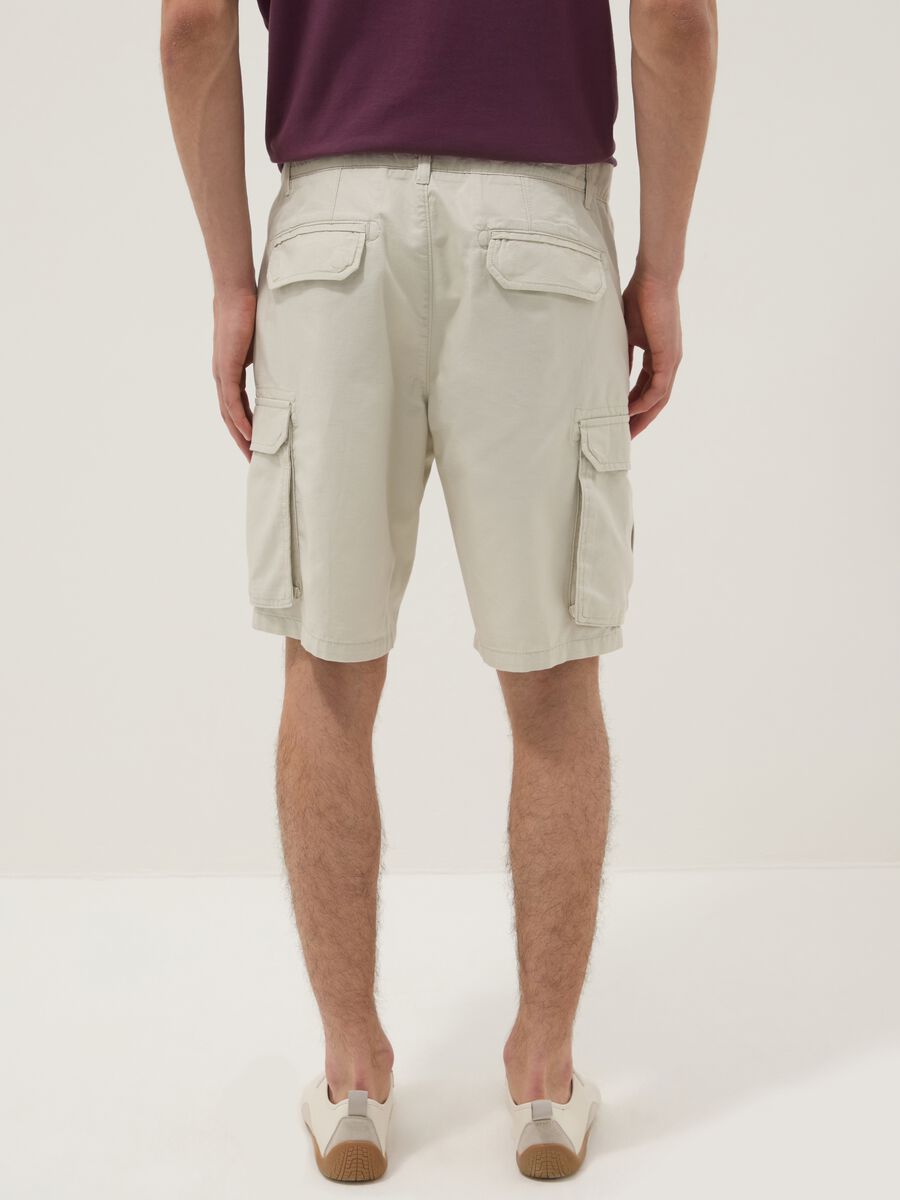 White pure cotton cargo Bermuda shorts, regular fit_2