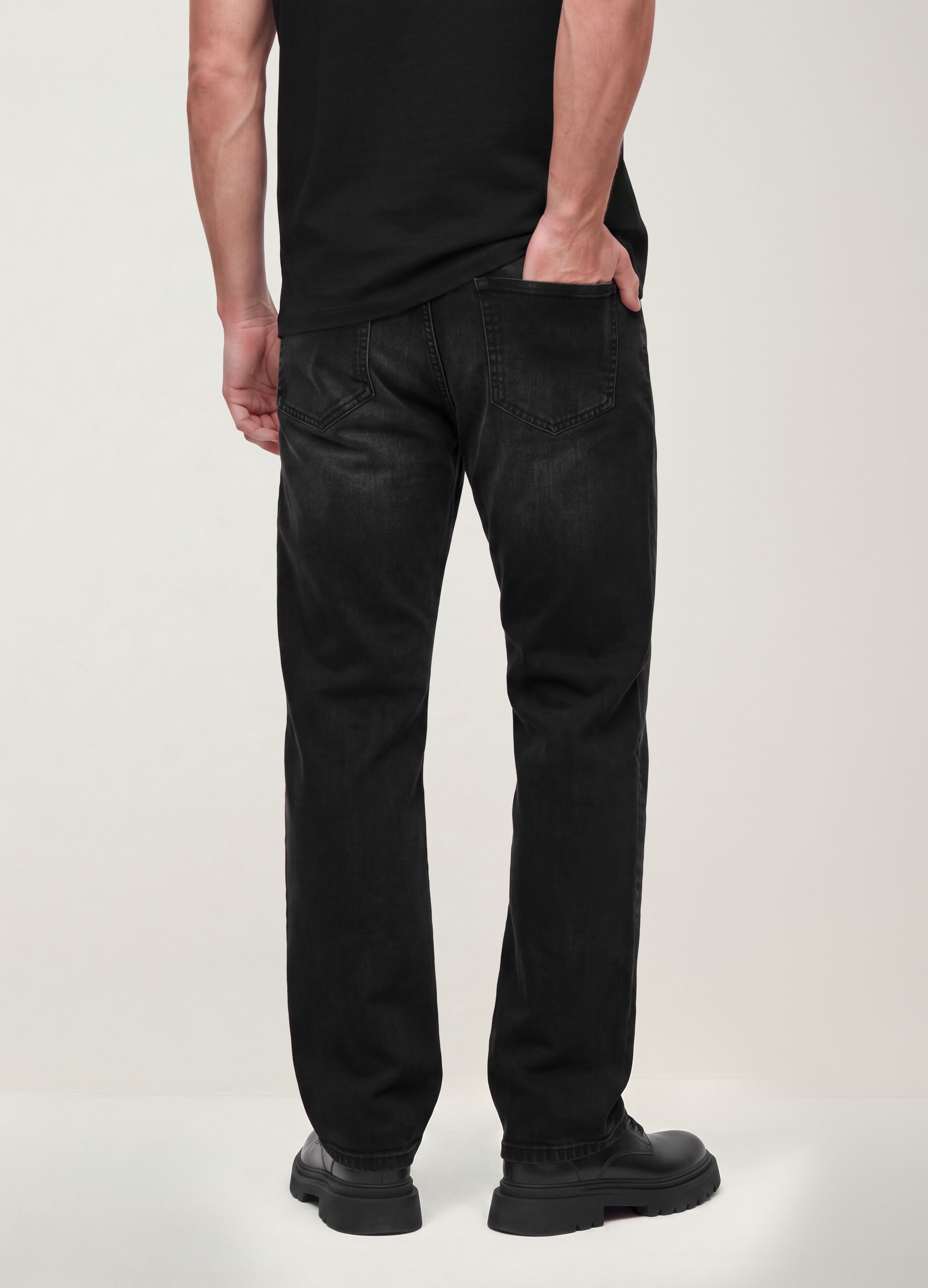 Schwarze Comfort-Fit-Jeans aus Stretch-Baumwolle