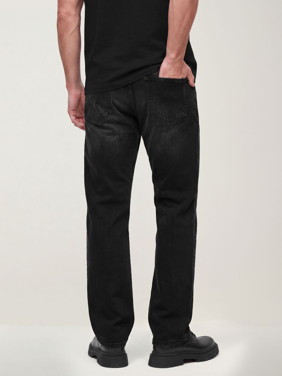 Jeans pretos em algod&atilde;o el&aacute;stico, corte comfort_1