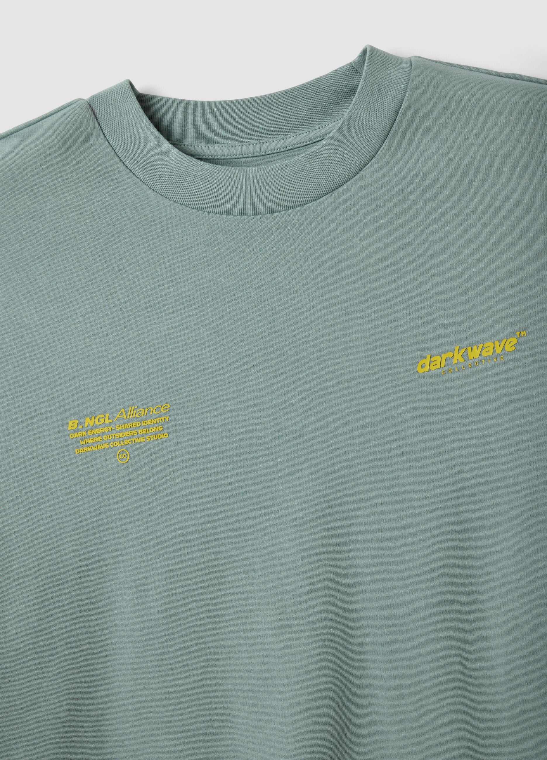 &Kappa;&alpha;&phi;έ &kappa;&omicron;&nu;&tau;ό T-shirt &alpha;&pi;ό 100% &beta;&alpha;&mu;&beta;ά&kappa;&iota; &mu;&epsilon; &sigma;&tau;ά&mu;&pi;&alpha;, boxy &gamma;&rho;&alpha;&mu;&mu;ή