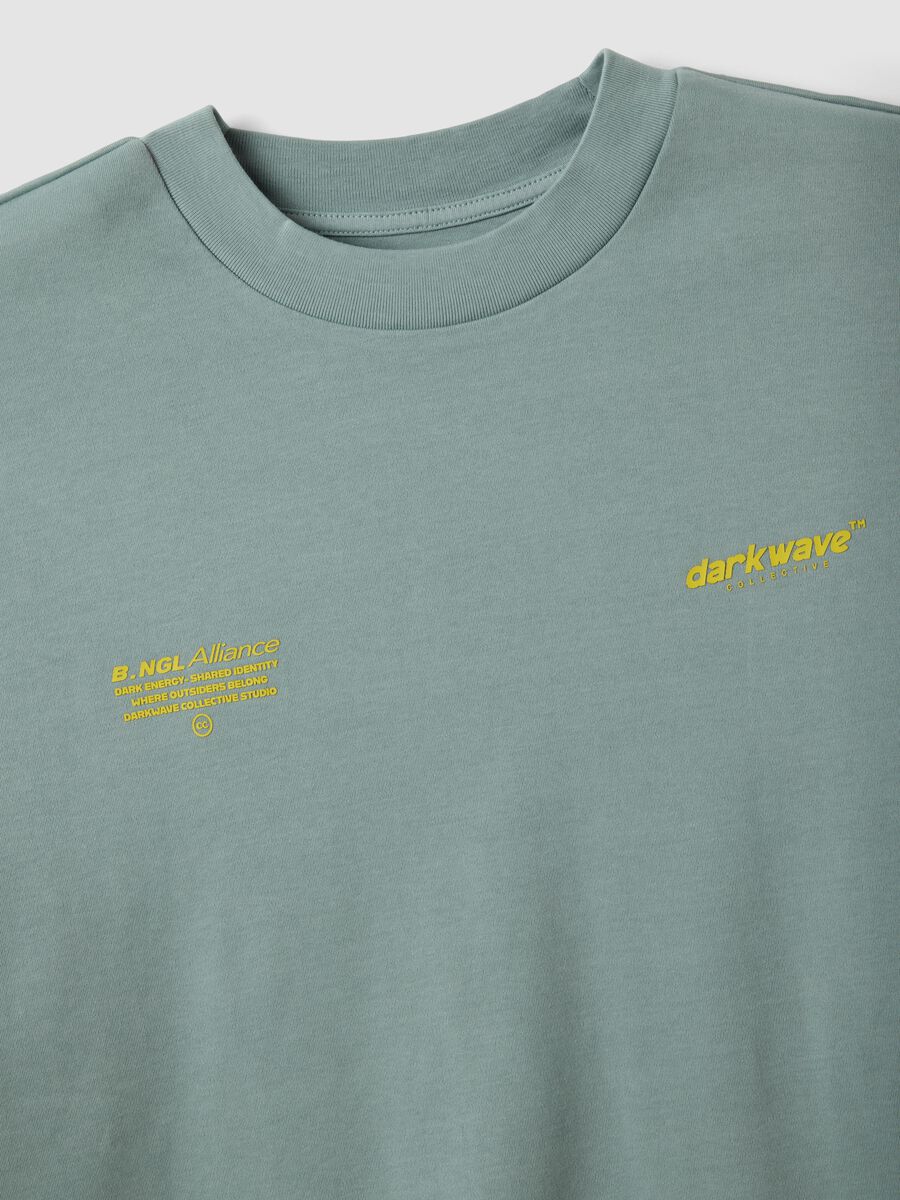 &Kappa;&alpha;&phi;έ &kappa;&omicron;&nu;&tau;ό T-shirt &alpha;&pi;ό 100% &beta;&alpha;&mu;&beta;ά&kappa;&iota; &mu;&epsilon; &sigma;&tau;ά&mu;&pi;&alpha;, boxy &gamma;&rho;&alpha;&mu;&mu;ή_1