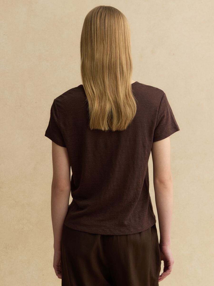 Camiseta marr&oacute;n de manga corta en lino puro, corte regular_3